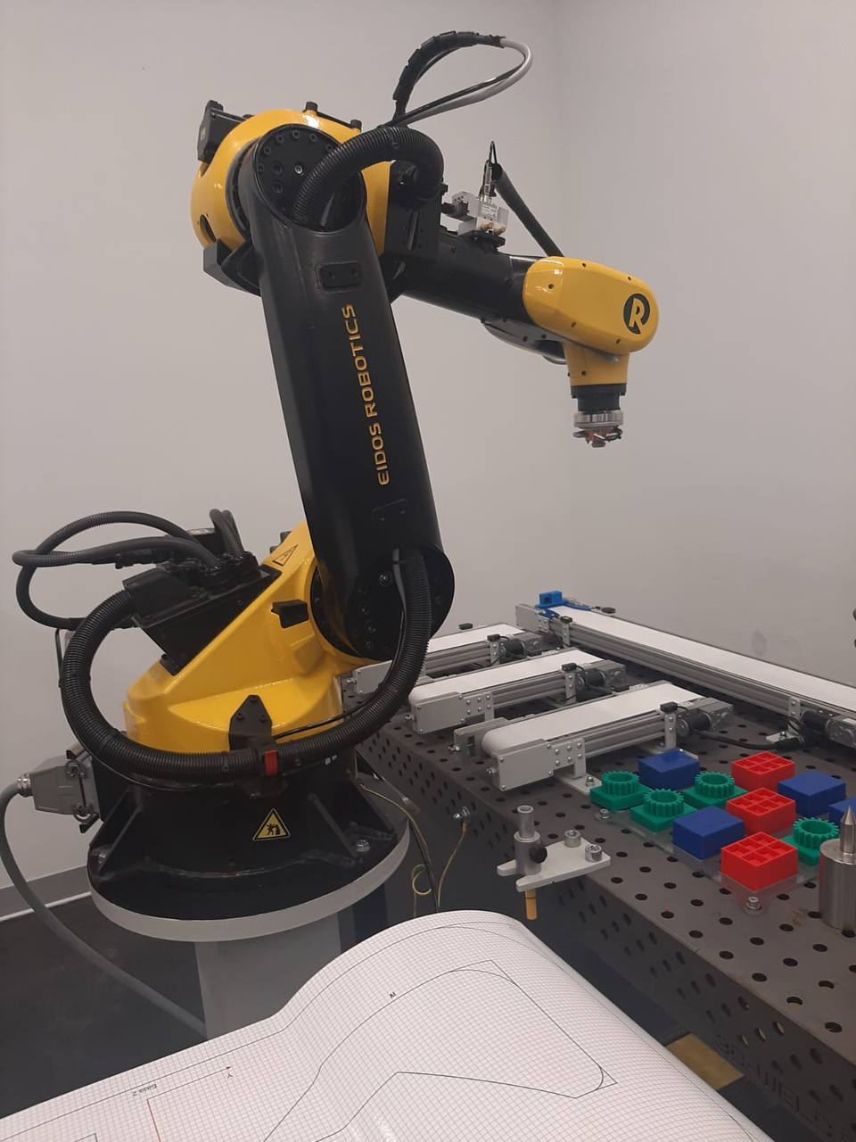 Робот используется на производствах, когда нужно повысить производительность